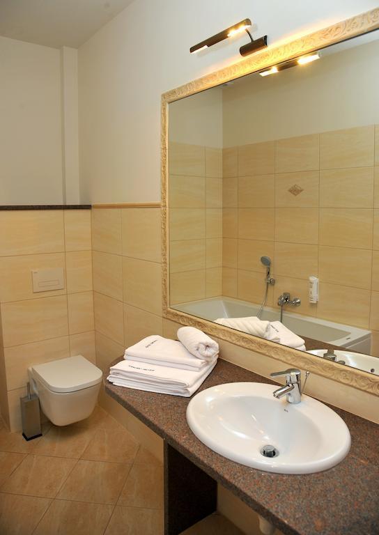 Hotel Sandro Silver Leszno  Buitenkant foto